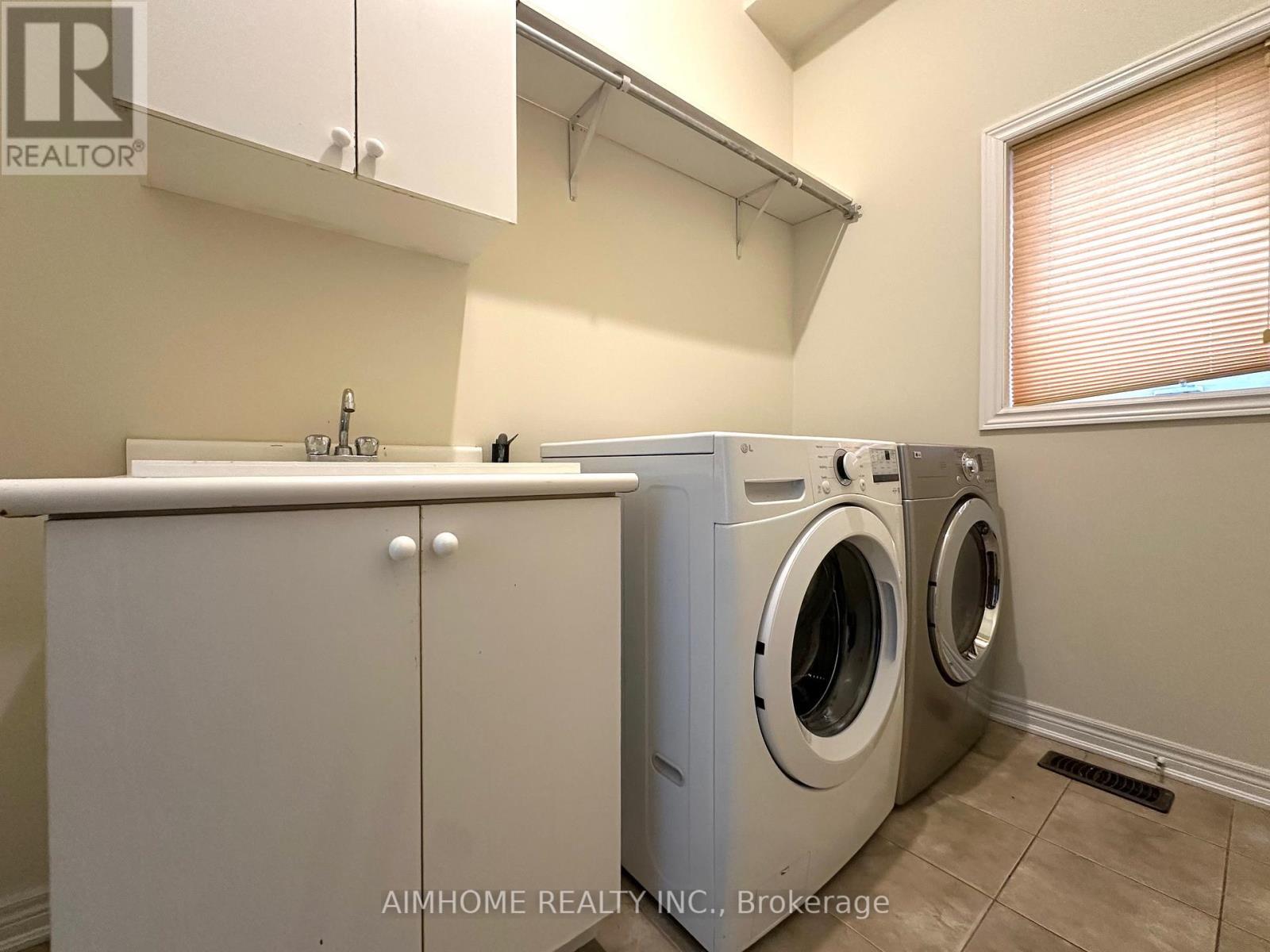 1171 Mctavish Drive, Newmarket, ON - Indoor Photo Showing Laundry Room