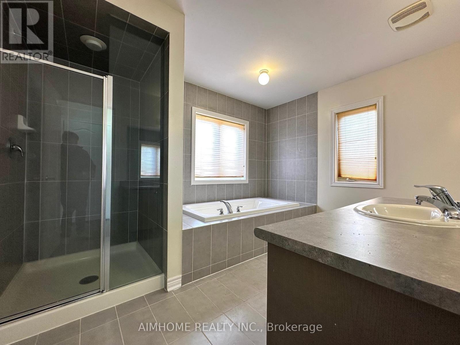 1171 Mctavish Drive, Newmarket, ON - Indoor Photo Showing Bathroom
