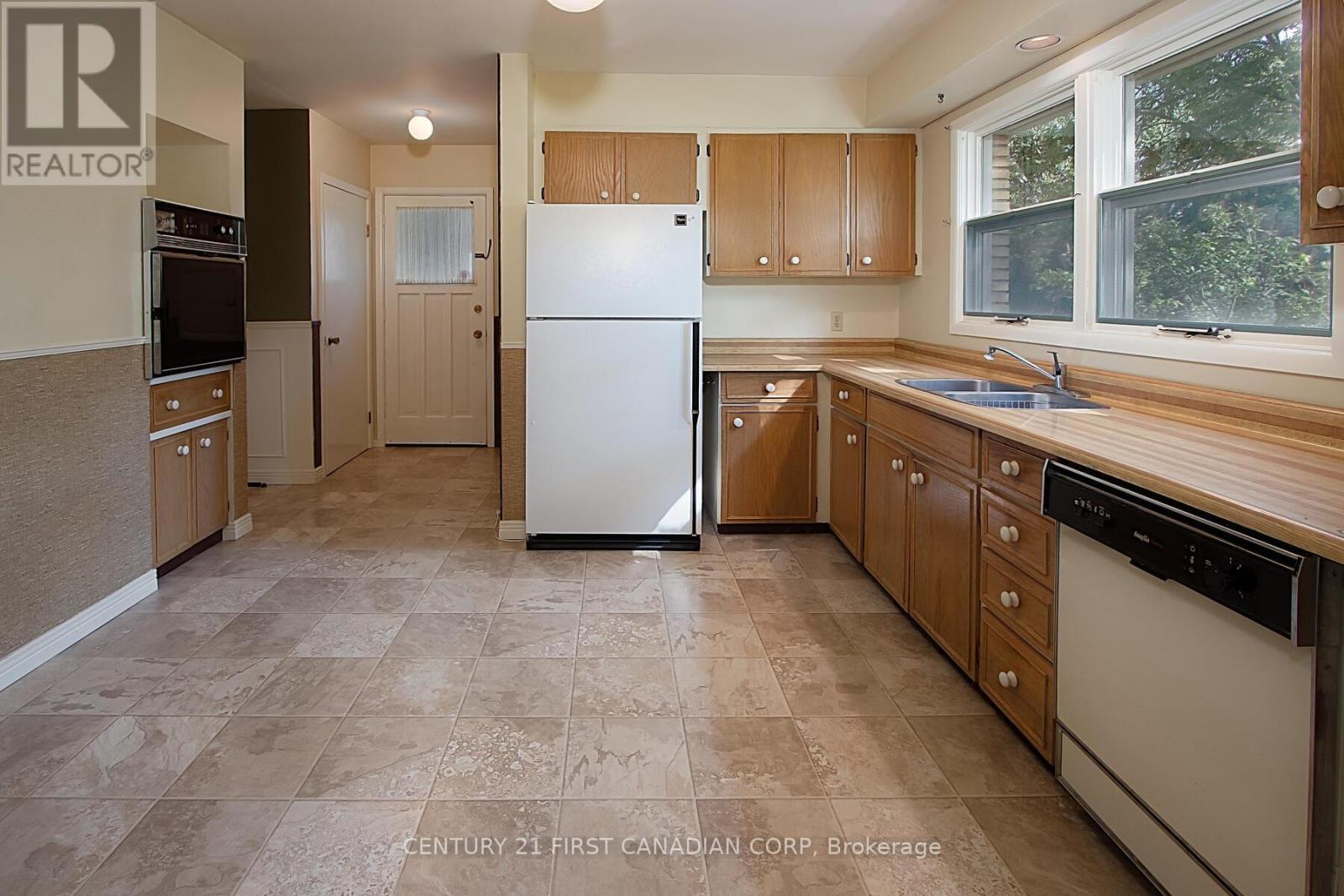 42 Naomee Crescent, London North (North O), ON - Indoor Photo Showing Kitchen With Double Sink