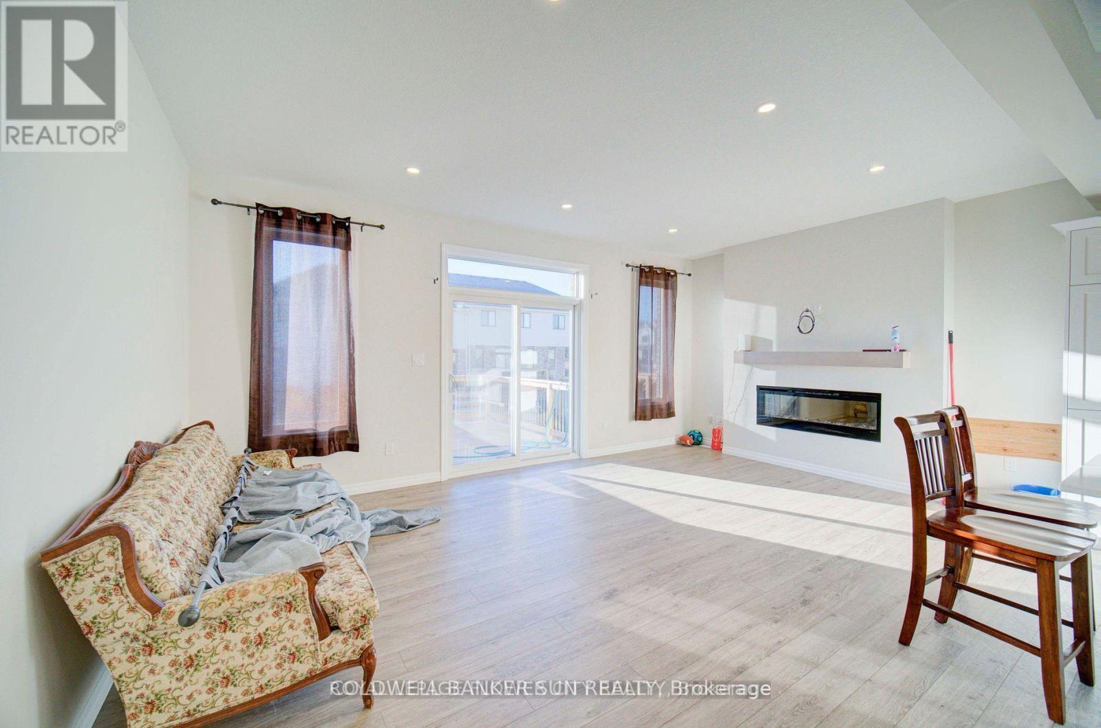 80 Keba Crescent, Tillsonburg, ON - Indoor Photo Showing Living Room With Fireplace