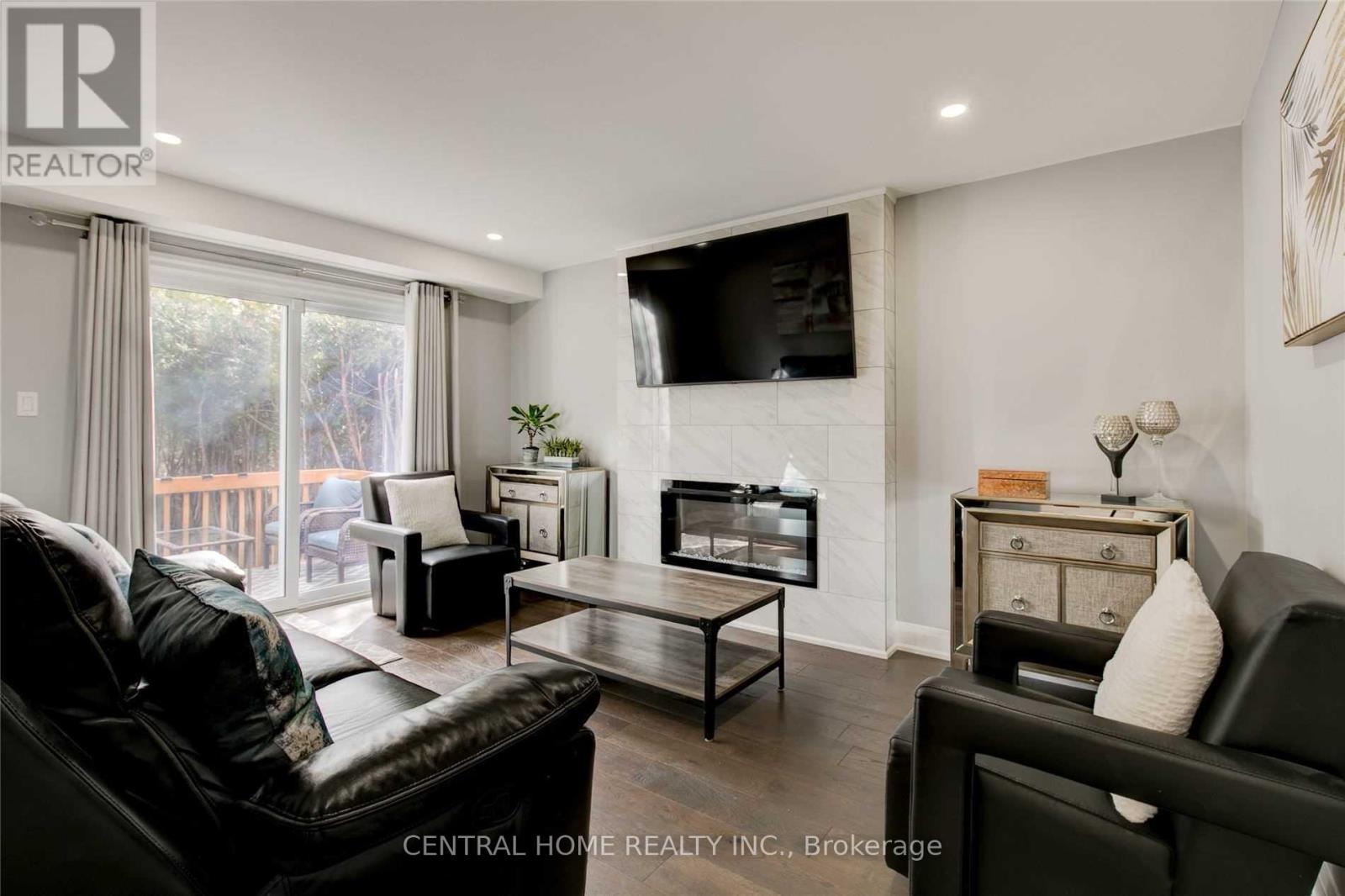 72 Eastman Crescent, Newmarket, ON - Indoor Photo Showing Living Room With Fireplace