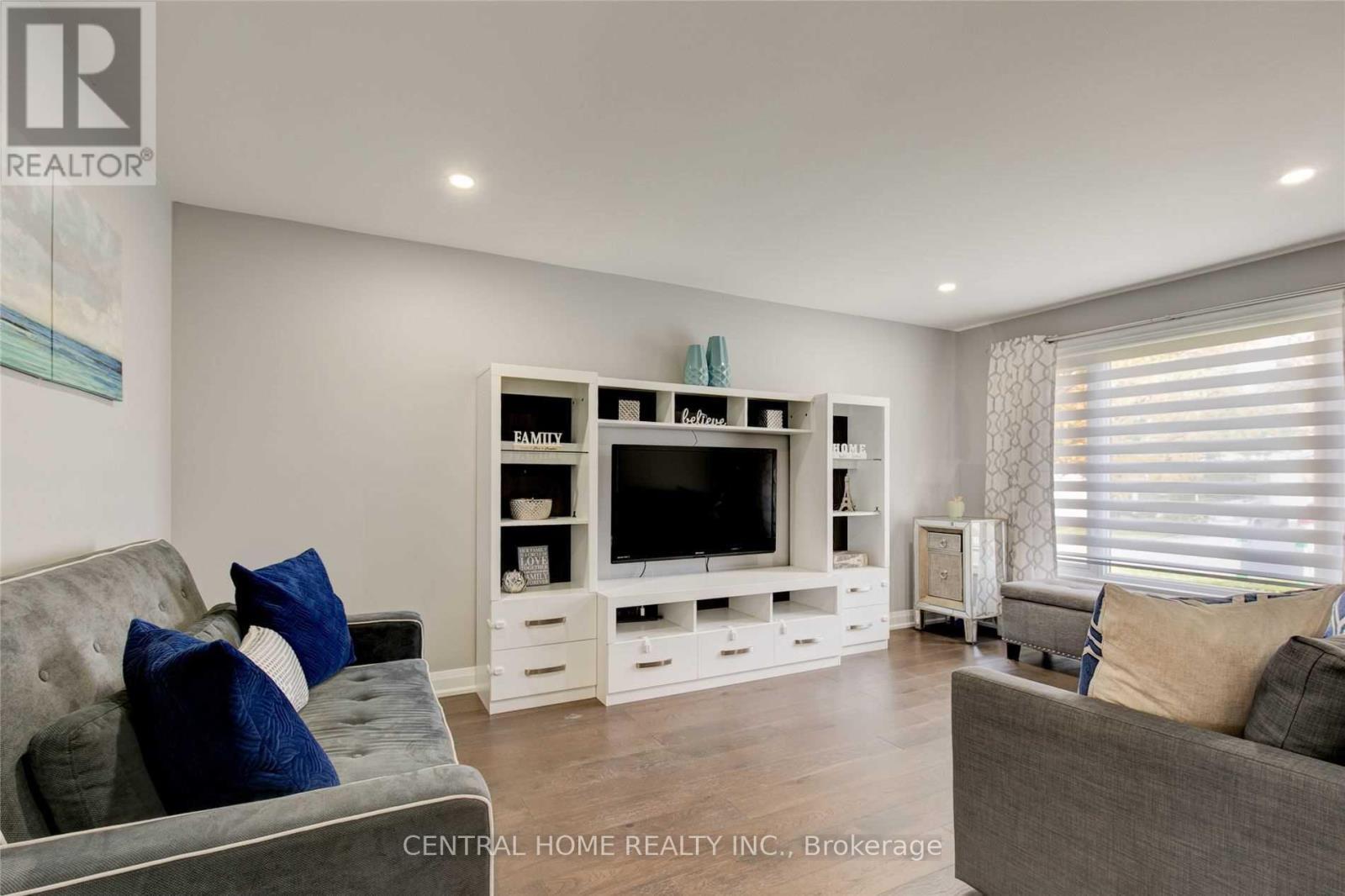 72 Eastman Crescent, Newmarket, ON - Indoor Photo Showing Living Room