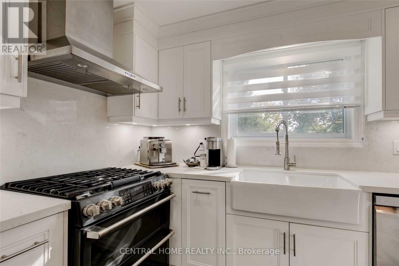72 Eastman Crescent, Newmarket, ON - Indoor Photo Showing Kitchen With Upgraded Kitchen