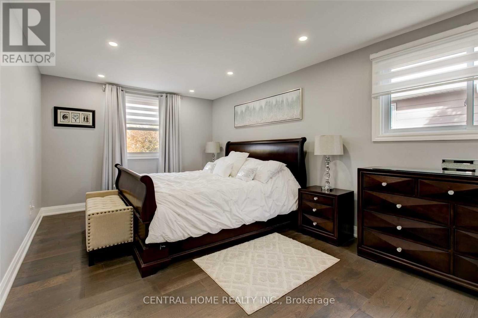 72 Eastman Crescent, Newmarket, ON - Indoor Photo Showing Bedroom