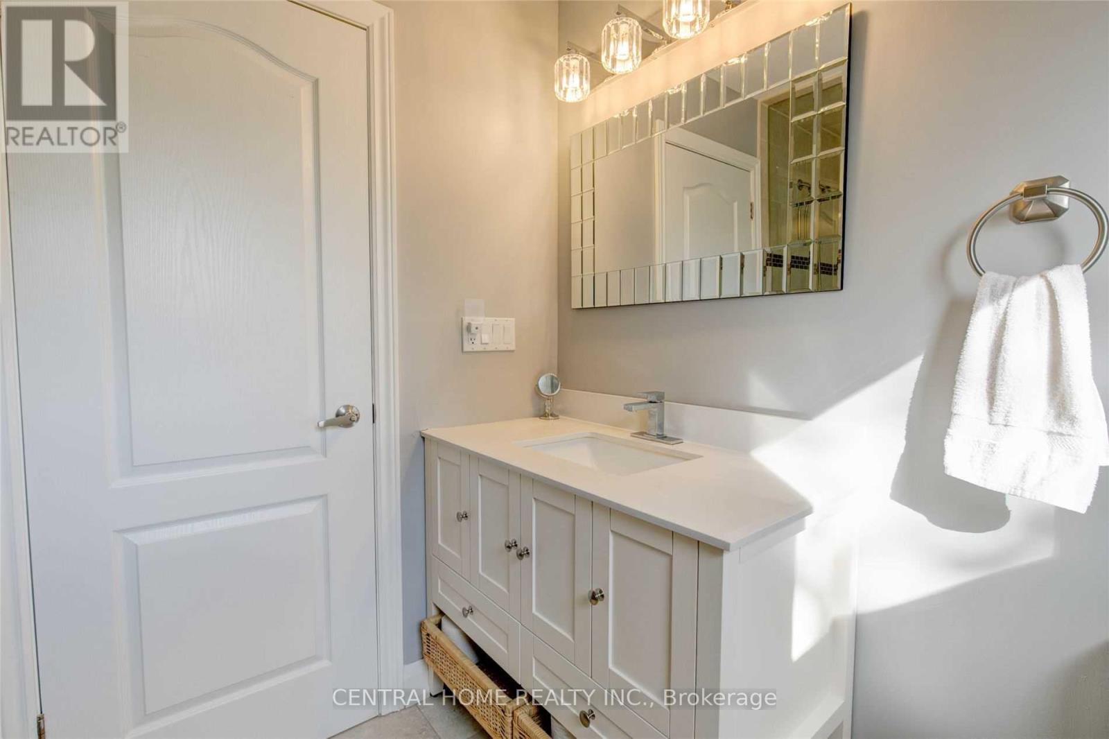 72 Eastman Crescent, Newmarket, ON - Indoor Photo Showing Bathroom
