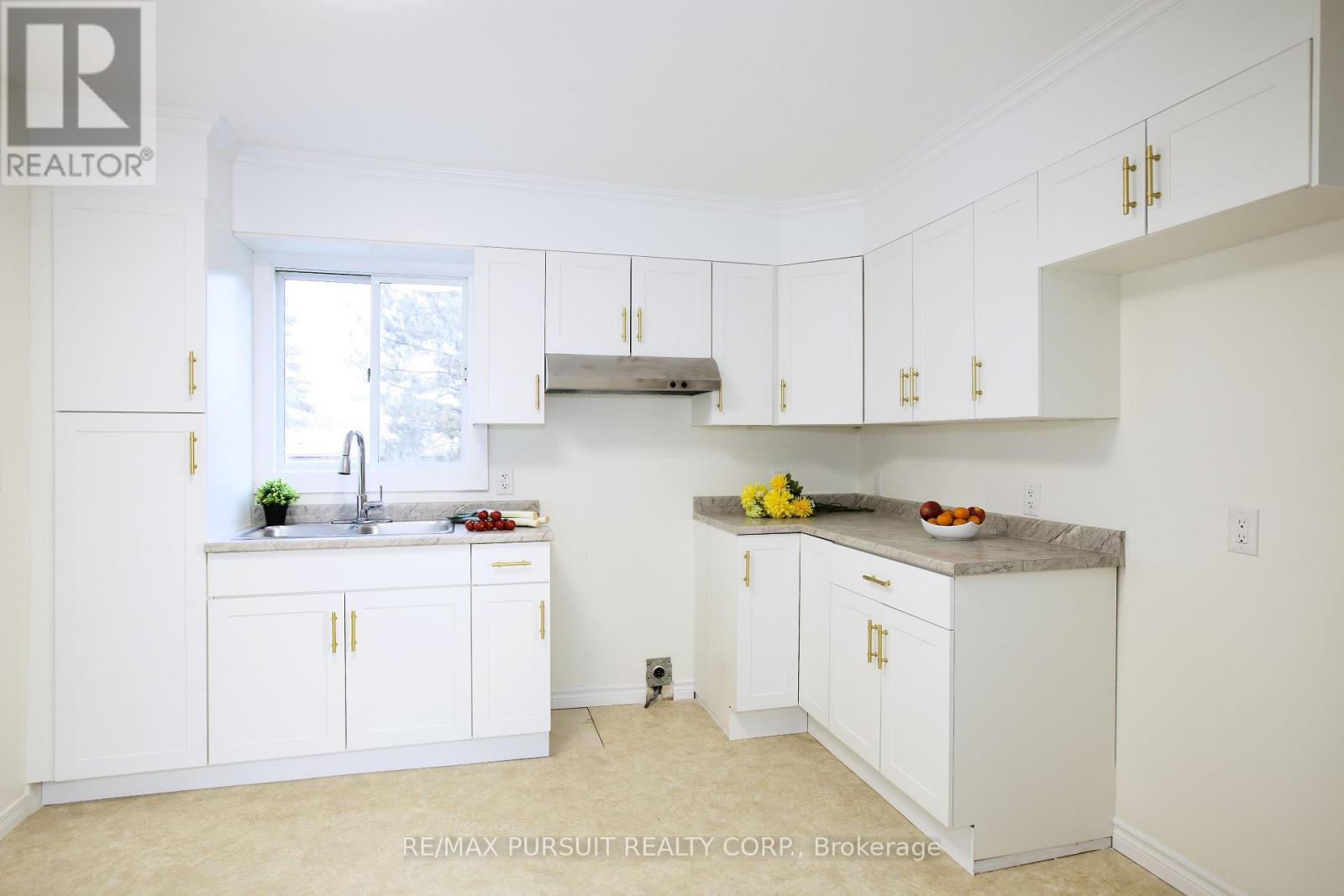 409 Mccamus Avenue, Temiskaming Shores (New Liskeard), ON - Indoor Photo Showing Kitchen With Double Sink