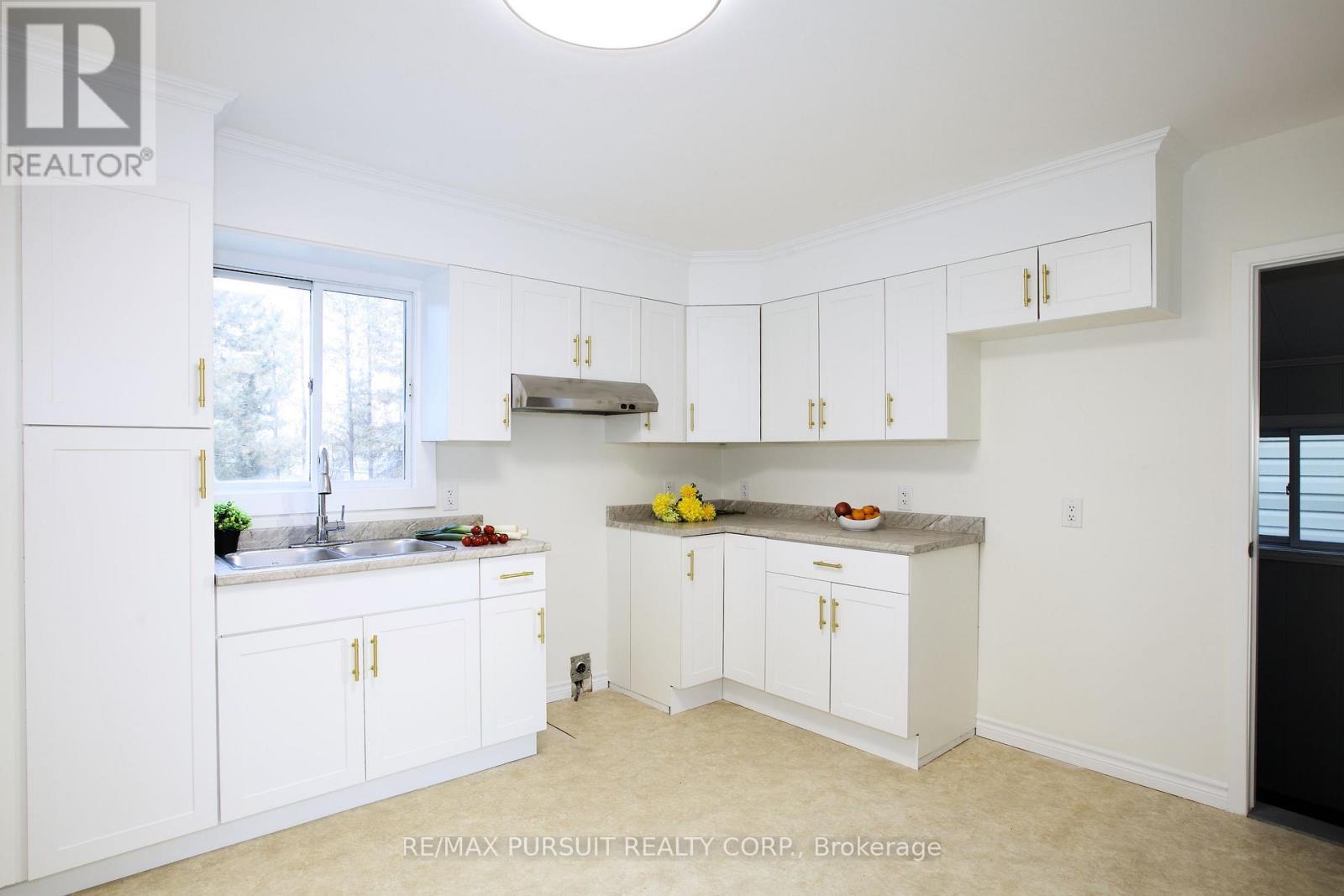 409 Mccamus Avenue, Temiskaming Shores (New Liskeard), ON - Indoor Photo Showing Kitchen With Double Sink