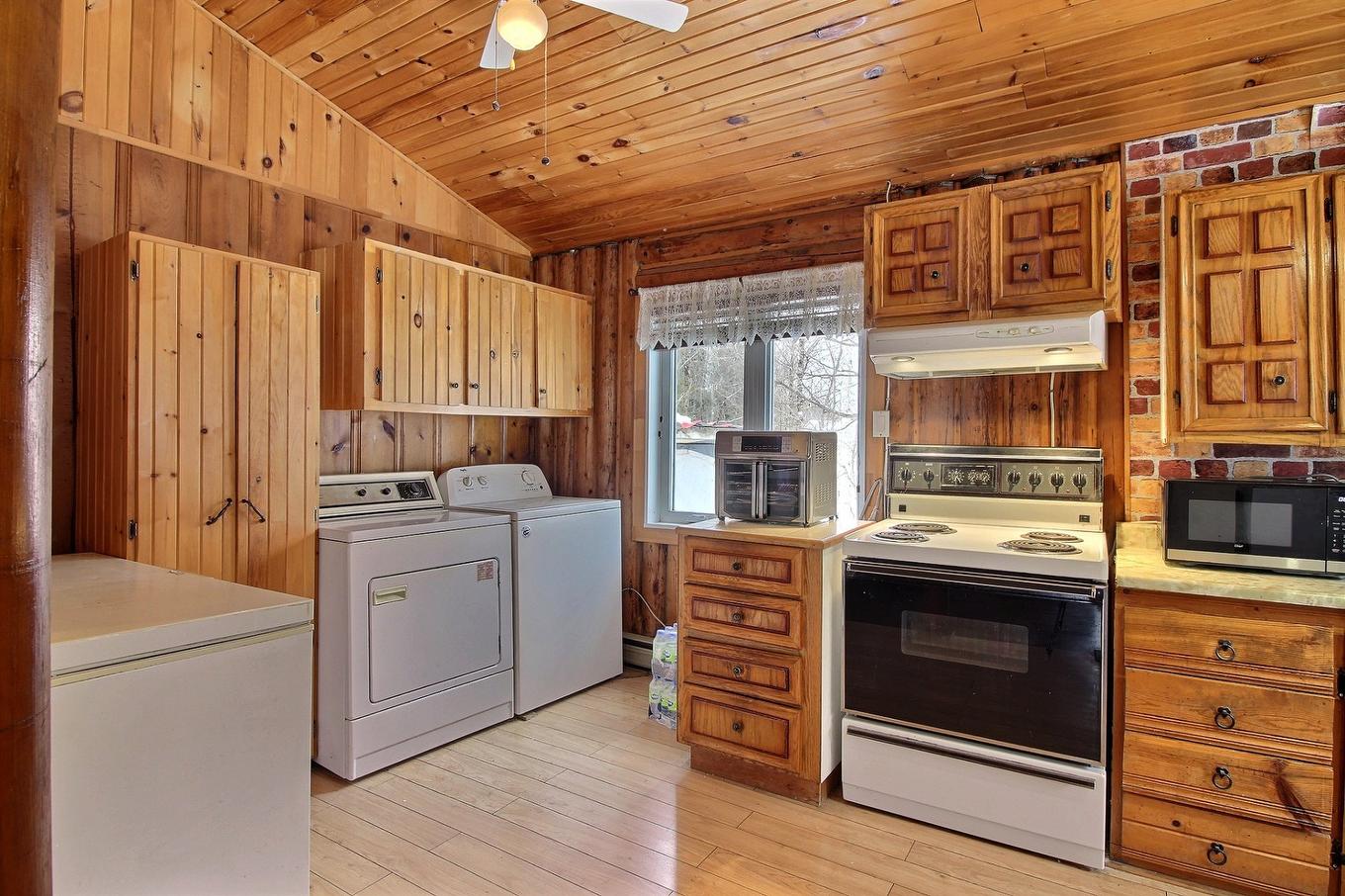 Kitchen - 23 Ch. Du Gros-Rocher, Harrington, QC - Indoor Photo Showing Laundry Room