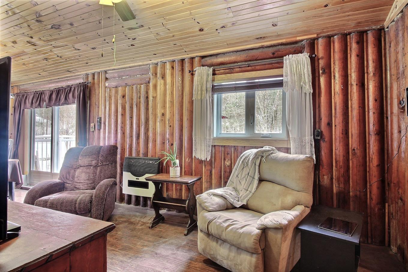 Living room - 23 Ch. Du Gros-Rocher, Harrington, QC - Indoor