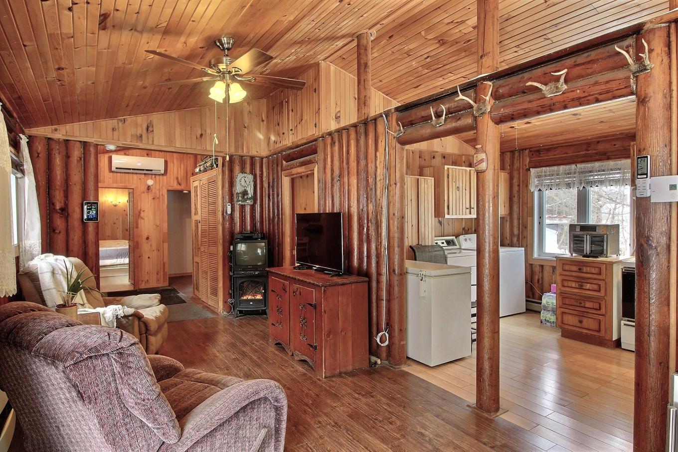 Overall view - 23 Ch. Du Gros-Rocher, Harrington, QC - Indoor Photo Showing Laundry Room