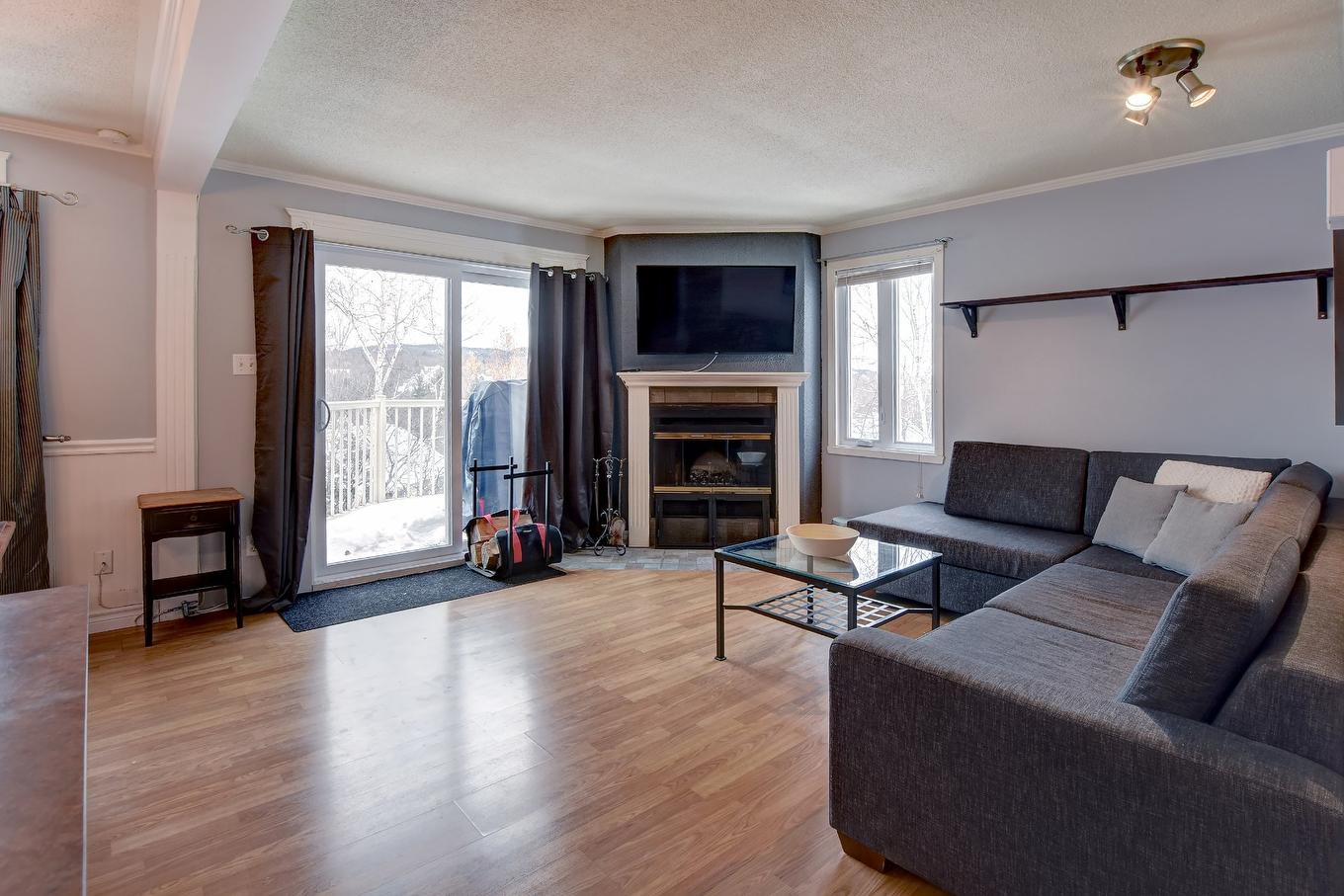 Dining room - 732 Ch. Des Éperviers, Piedmont, QC - Indoor Photo Showing Living Room With Fireplace