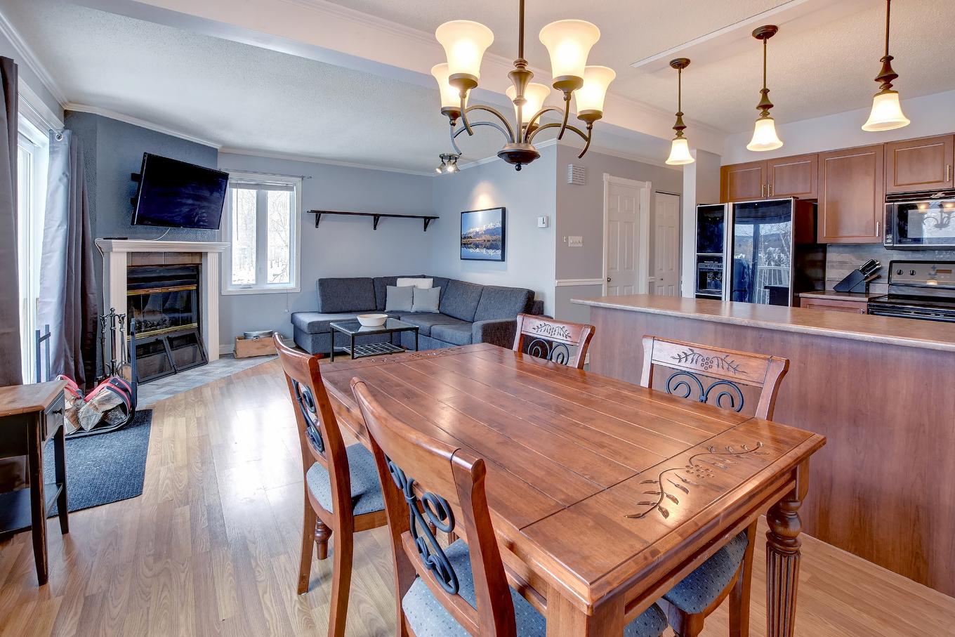 Dining room - 732 Ch. Des Éperviers, Piedmont, QC - Indoor Photo Showing Dining Room With Fireplace