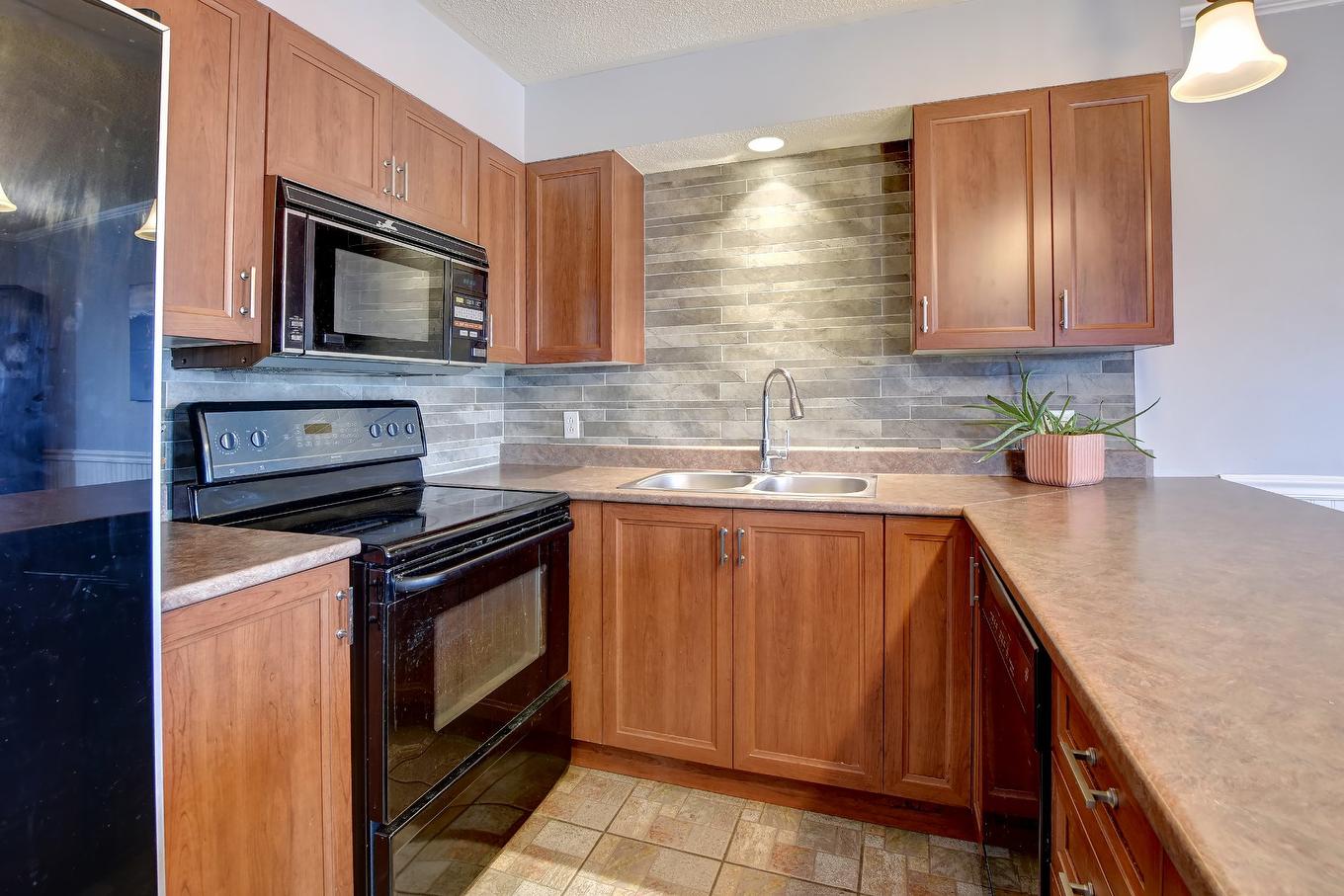 Kitchen - 732 Ch. Des Éperviers, Piedmont, QC - Indoor Photo Showing Kitchen With Double Sink