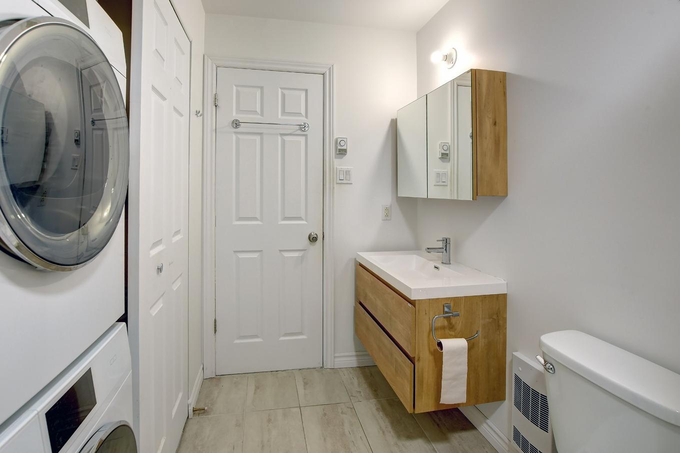 Bathroom - 732 Ch. Des Éperviers, Piedmont, QC - Indoor Photo Showing Laundry Room