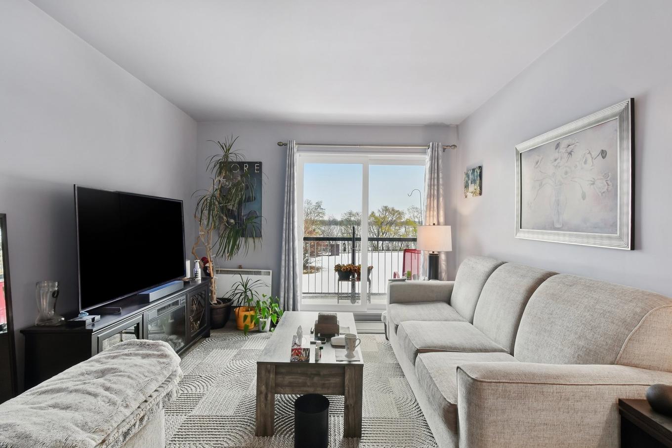 Living room - 300 - 304 Rue Taillon, Montréal (Mercier/Hochelaga-Maisonneuve), QC - Indoor Photo Showing Living Room