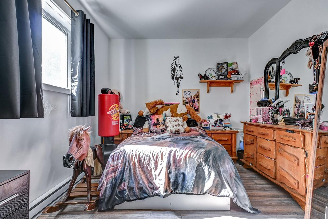 Bedroom - 375 Rue Des Érables, Brownsburg-Chatham, QC - Indoor Photo Showing Other Room