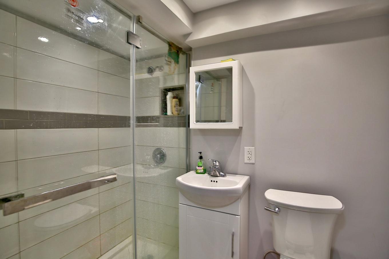 Bathroom - 626 - 632 Rue Marquette, Longueuil (Le Vieux-Longueuil), QC - Indoor Photo Showing Bathroom