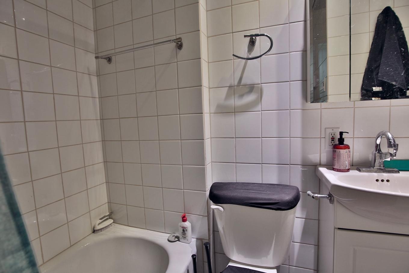 Bathroom - 626 - 632 Rue Marquette, Longueuil (Le Vieux-Longueuil), QC - Indoor Photo Showing Bathroom