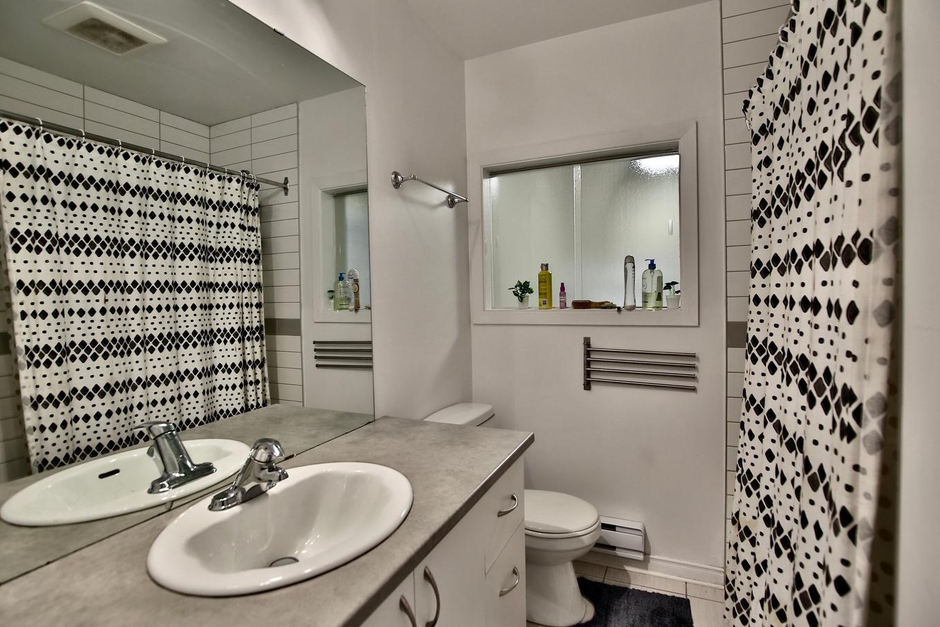 Bathroom - 626 - 632 Rue Marquette, Longueuil (Le Vieux-Longueuil), QC - Indoor Photo Showing Bathroom