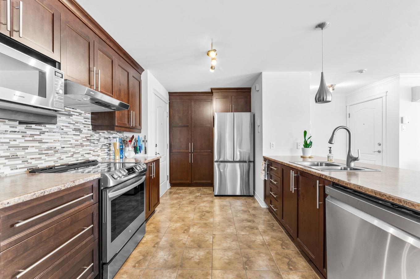 Kitchen - 5-385 Rue Dalpé, Mascouche, QC - Indoor Photo Showing Kitchen With Double Sink With Upgraded Kitchen