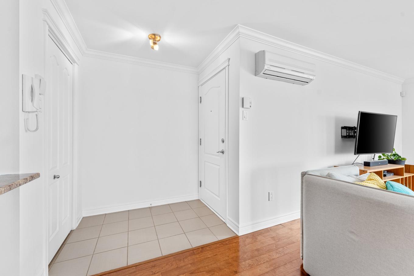 Hall - 5-385 Rue Dalpé, Mascouche, QC - Indoor