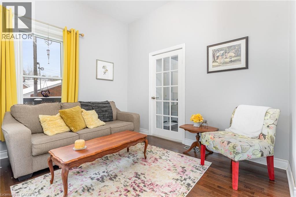 292 W Lambton Street W, Durham, ON - Indoor Photo Showing Living Room