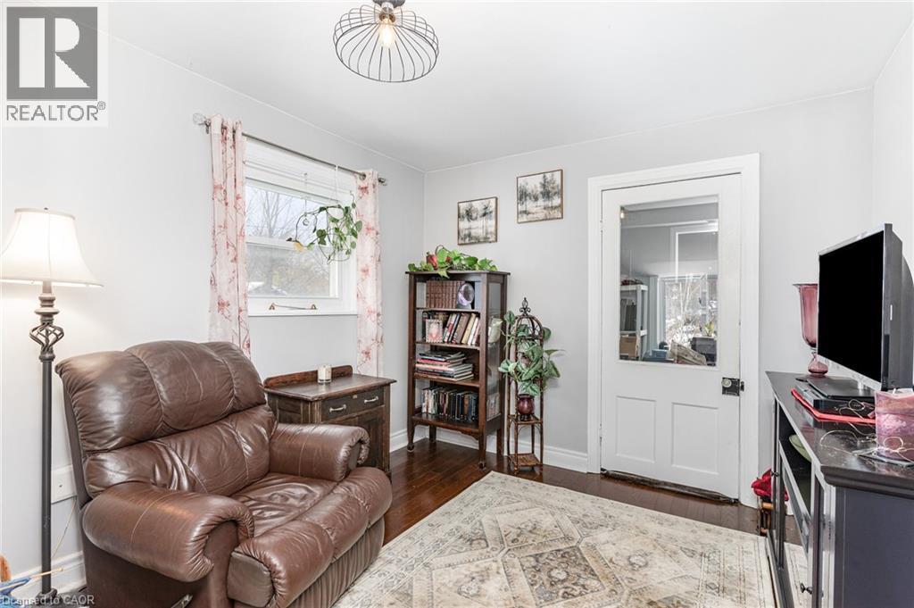 292 W Lambton Street W, Durham, ON - Indoor Photo Showing Living Room