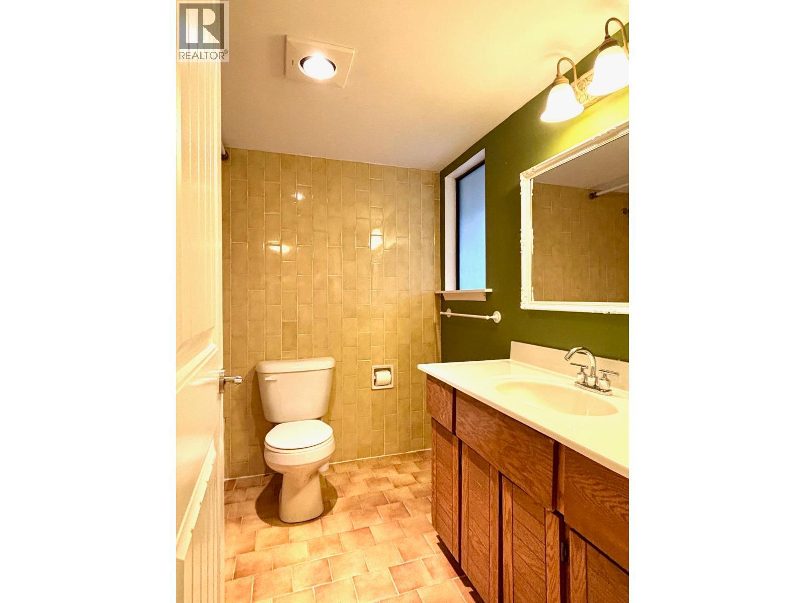 11 4832 Lazelle Avenue, Terrace, BC - Indoor Photo Showing Bathroom