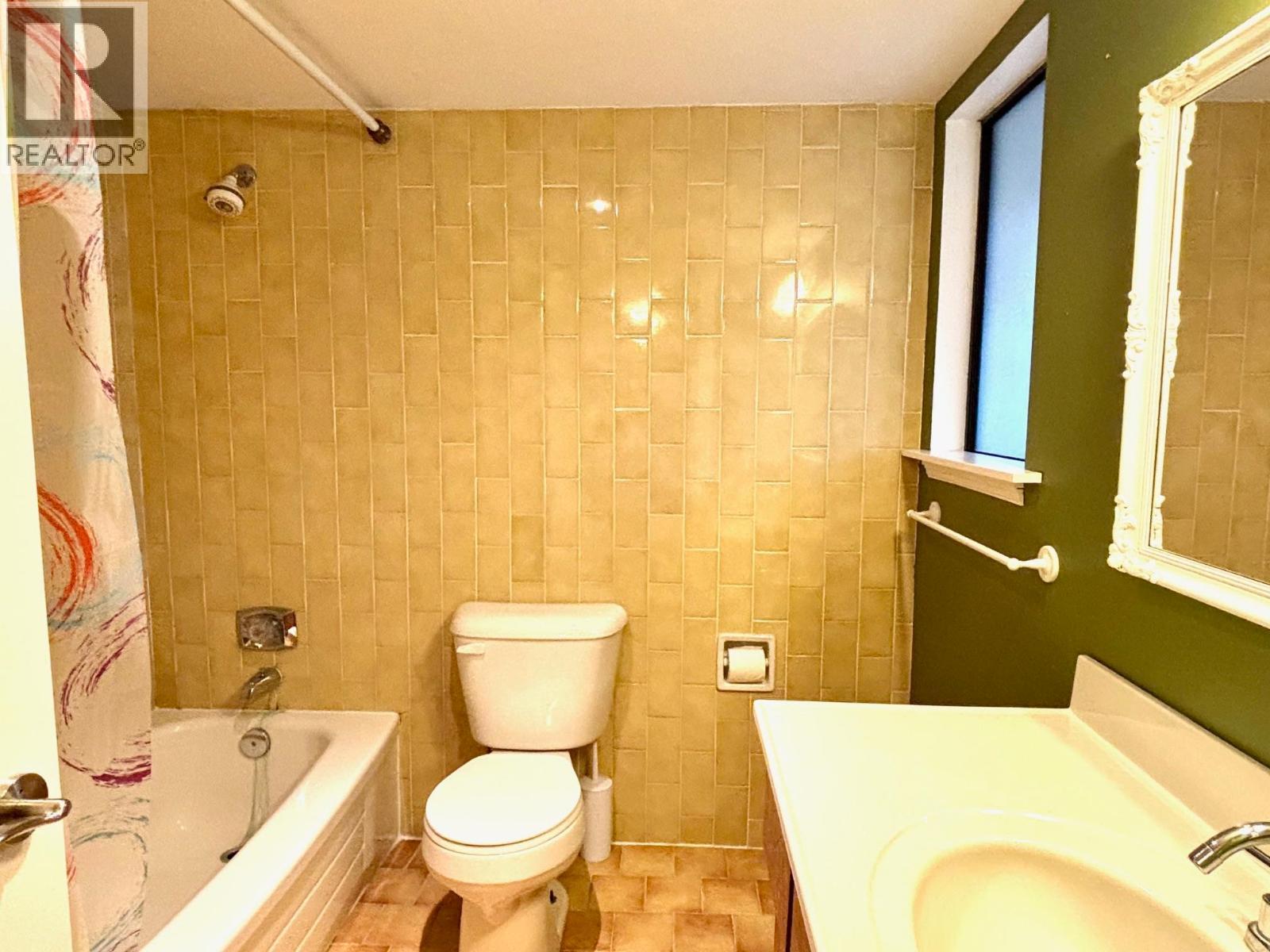 11 4832 Lazelle Avenue, Terrace, BC - Indoor Photo Showing Bathroom