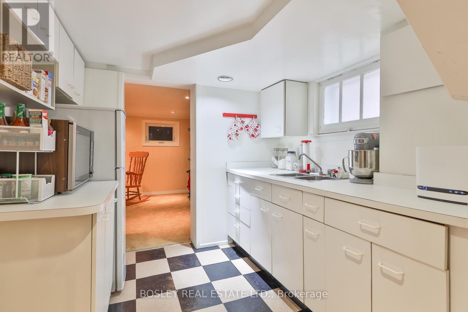 333 Sutherland Drive, Toronto, ON - Indoor Photo Showing Kitchen With Double Sink