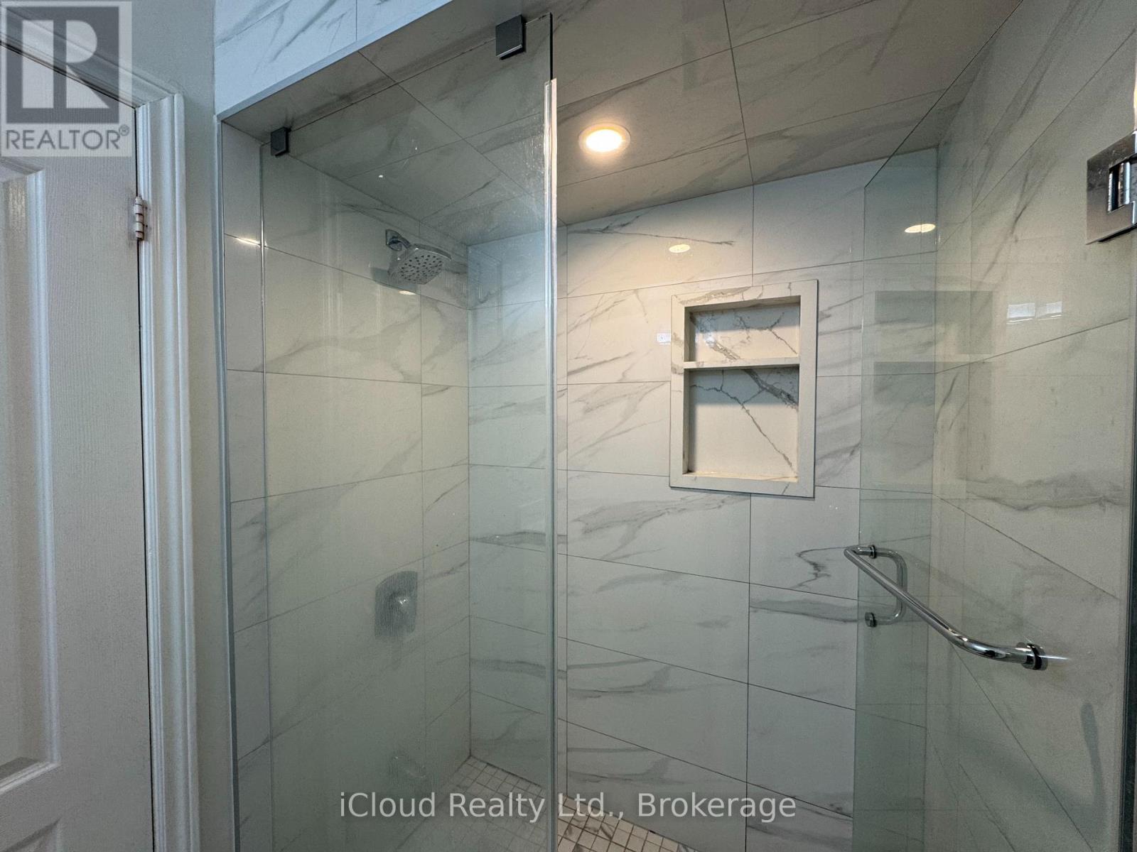 866 Khan Crescent, Mississauga, ON - Indoor Photo Showing Bathroom