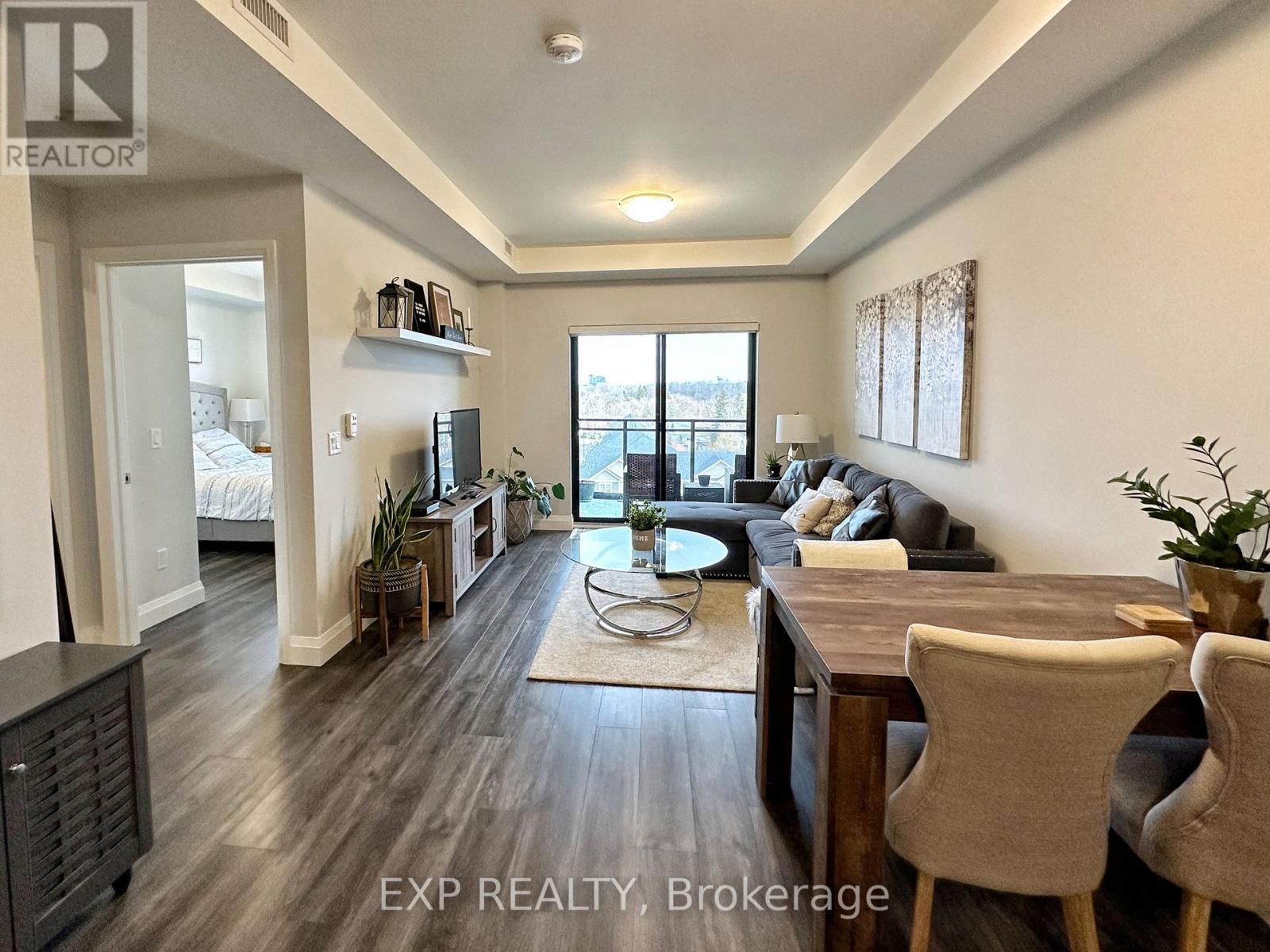 507 - 30 Hamilton Street S, Hamilton, ON - Indoor Photo Showing Living Room