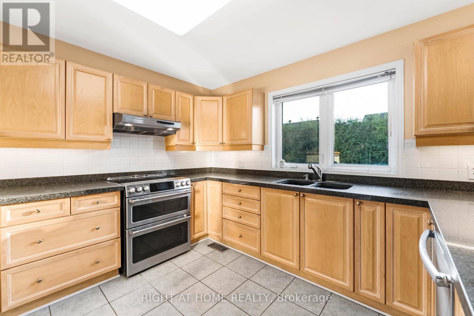 6196 Ravine Way, Ottawa, ON - Indoor Photo Showing Kitchen With Double Sink