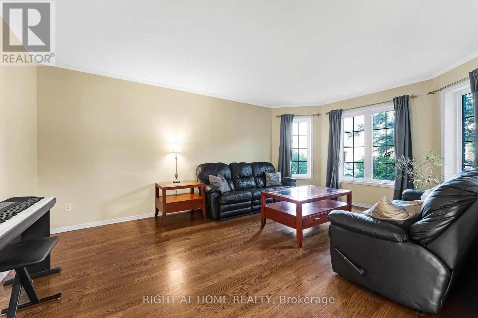 6196 Ravine Way, Ottawa, ON - Indoor Photo Showing Living Room
