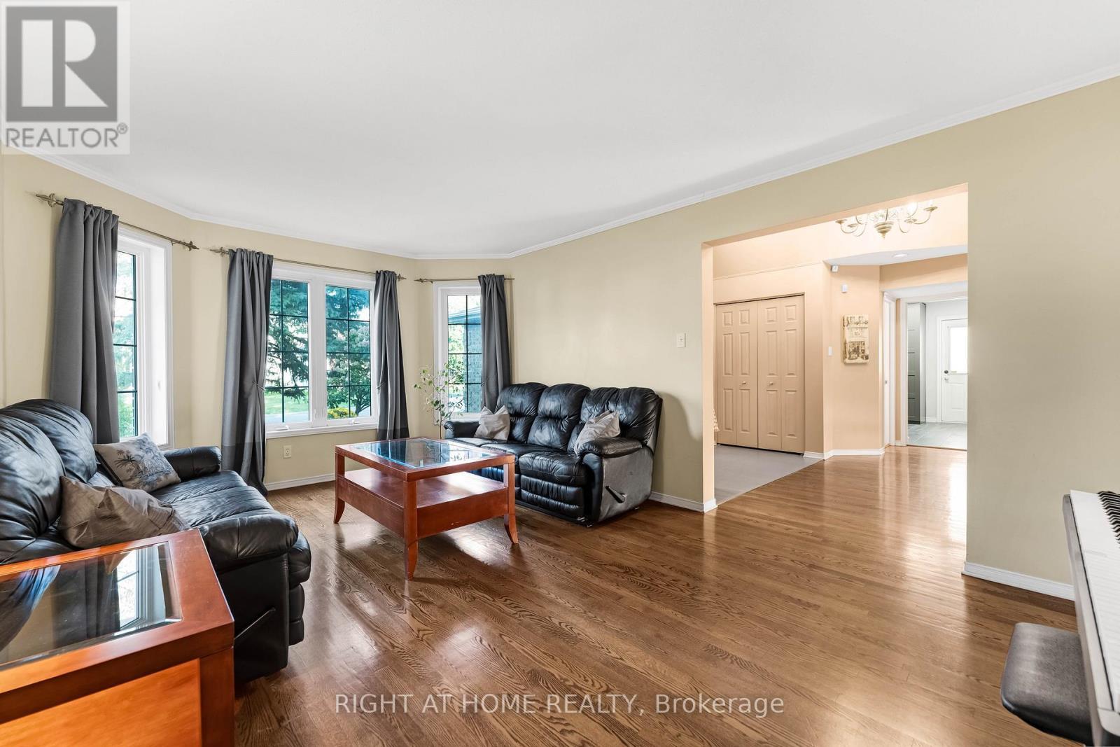 6196 Ravine Way, Ottawa, ON - Indoor Photo Showing Living Room