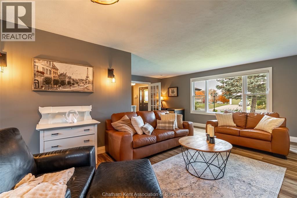 8 Kyle Drive, Ridgetown, ON - Indoor Photo Showing Living Room