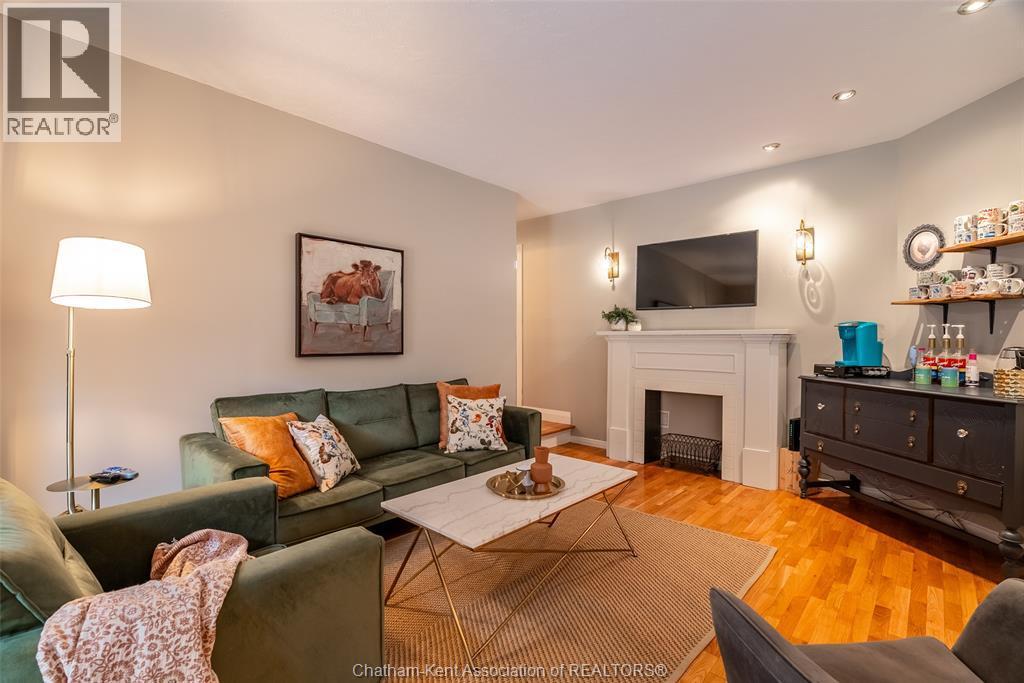 8 Kyle Drive, Ridgetown, ON - Indoor Photo Showing Living Room With Fireplace