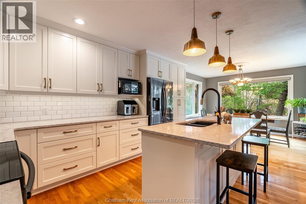 8 Kyle Drive, Ridgetown, ON - Indoor Photo Showing Kitchen With Double Sink With Upgraded Kitchen
