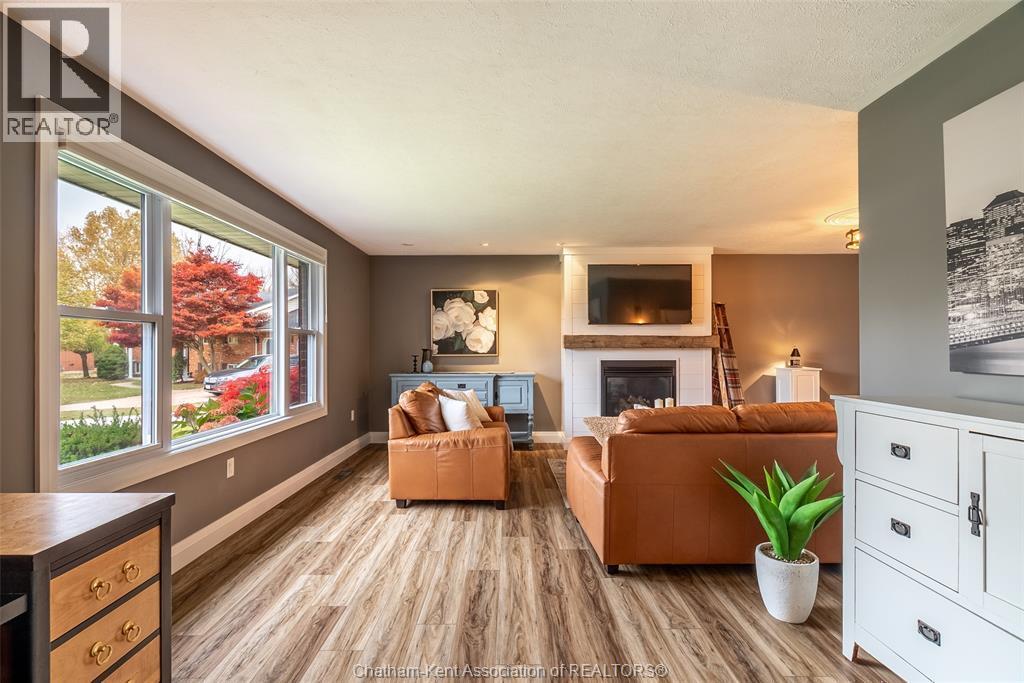 8 Kyle Drive, Ridgetown, ON - Indoor Photo Showing Living Room With Fireplace