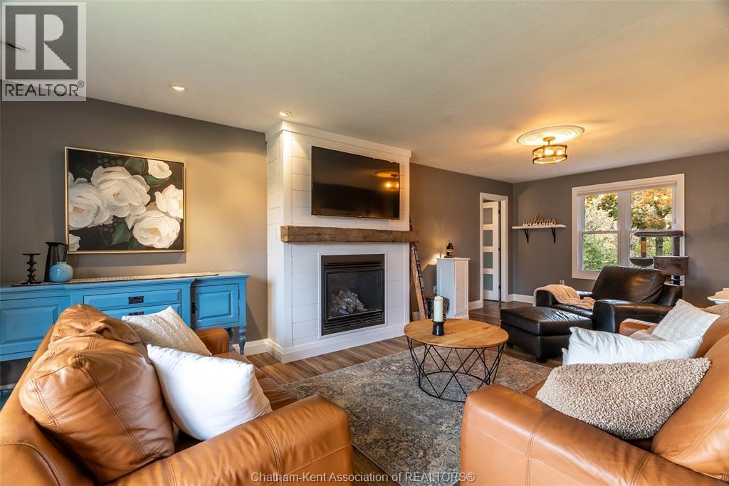 8 Kyle Drive, Ridgetown, ON - Indoor Photo Showing Living Room With Fireplace