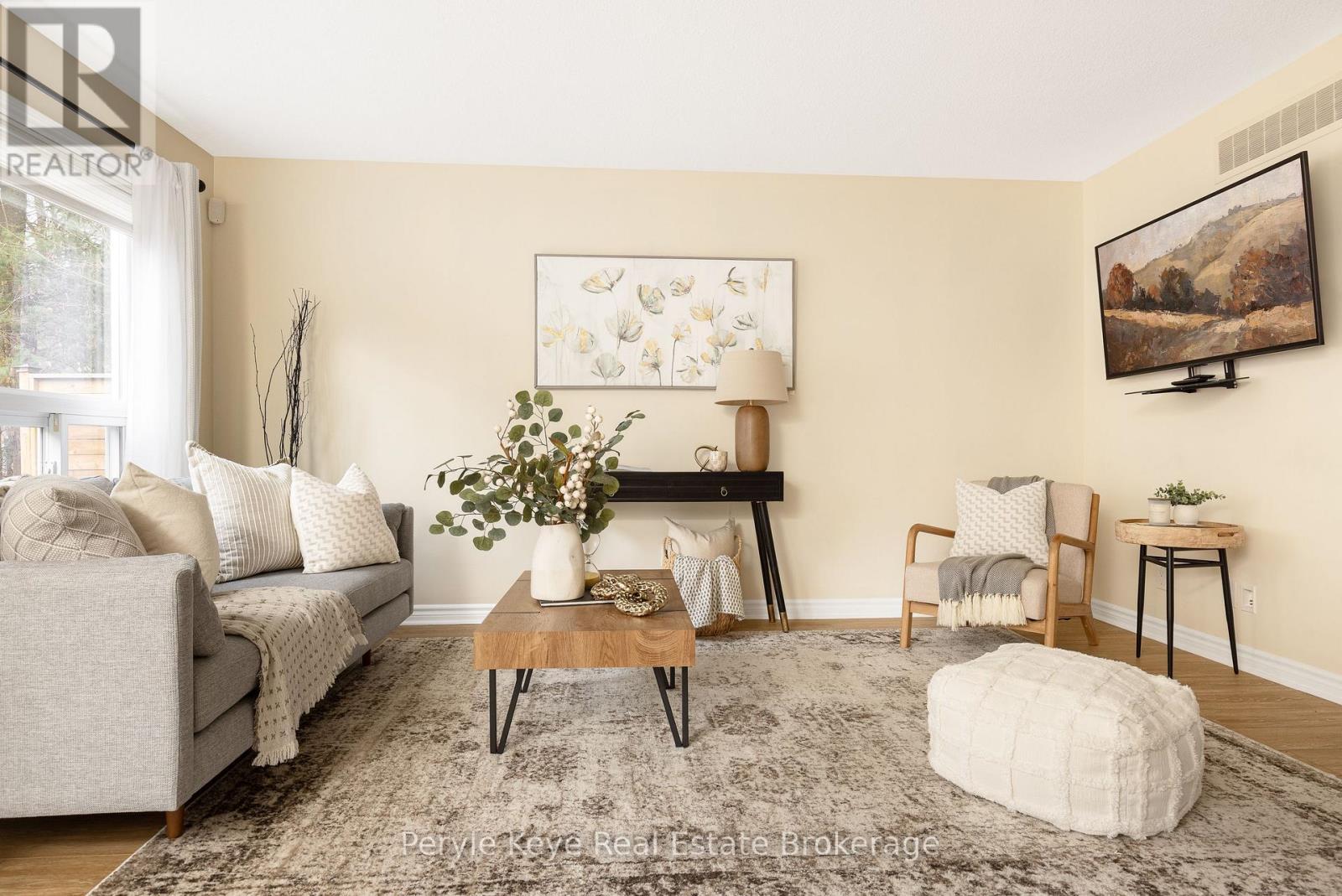 143 Pine Street, Bracebridge (Macaulay), ON - Indoor Photo Showing Living Room