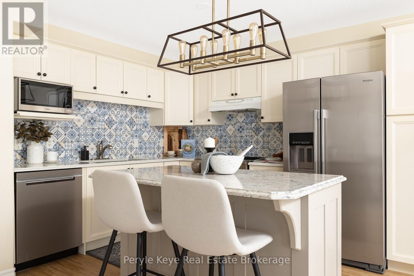 143 Pine Street, Bracebridge (Macaulay), ON - Indoor Photo Showing Kitchen With Upgraded Kitchen