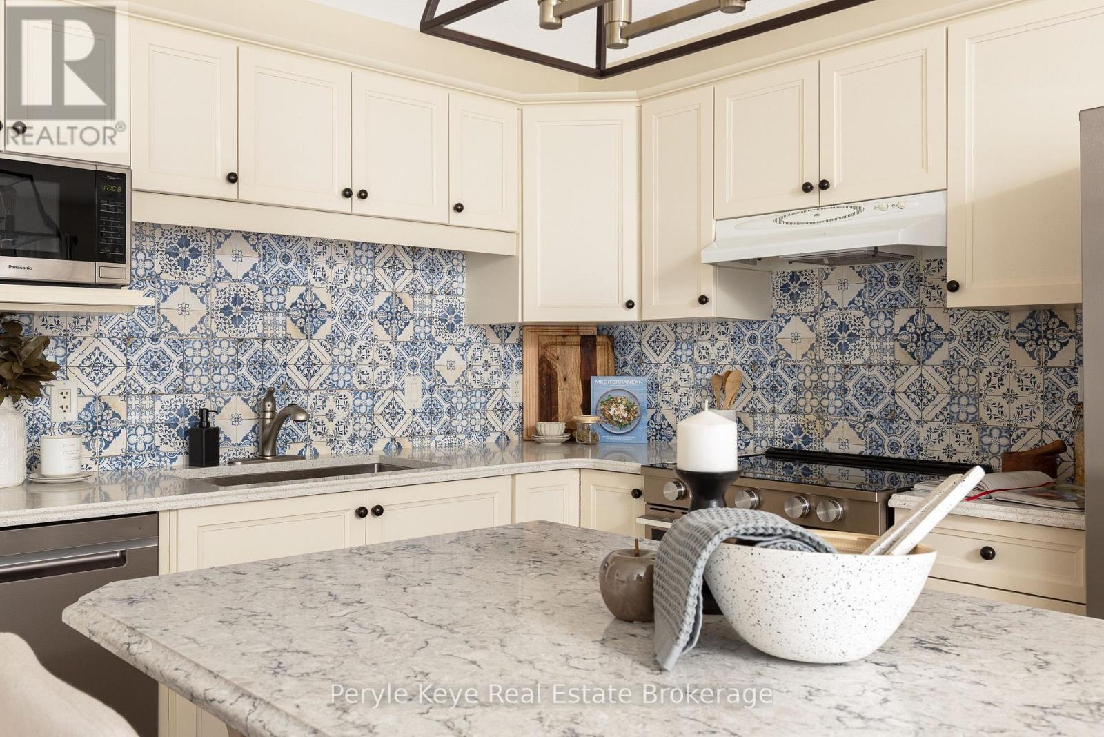 143 Pine Street, Bracebridge (Macaulay), ON - Indoor Photo Showing Kitchen