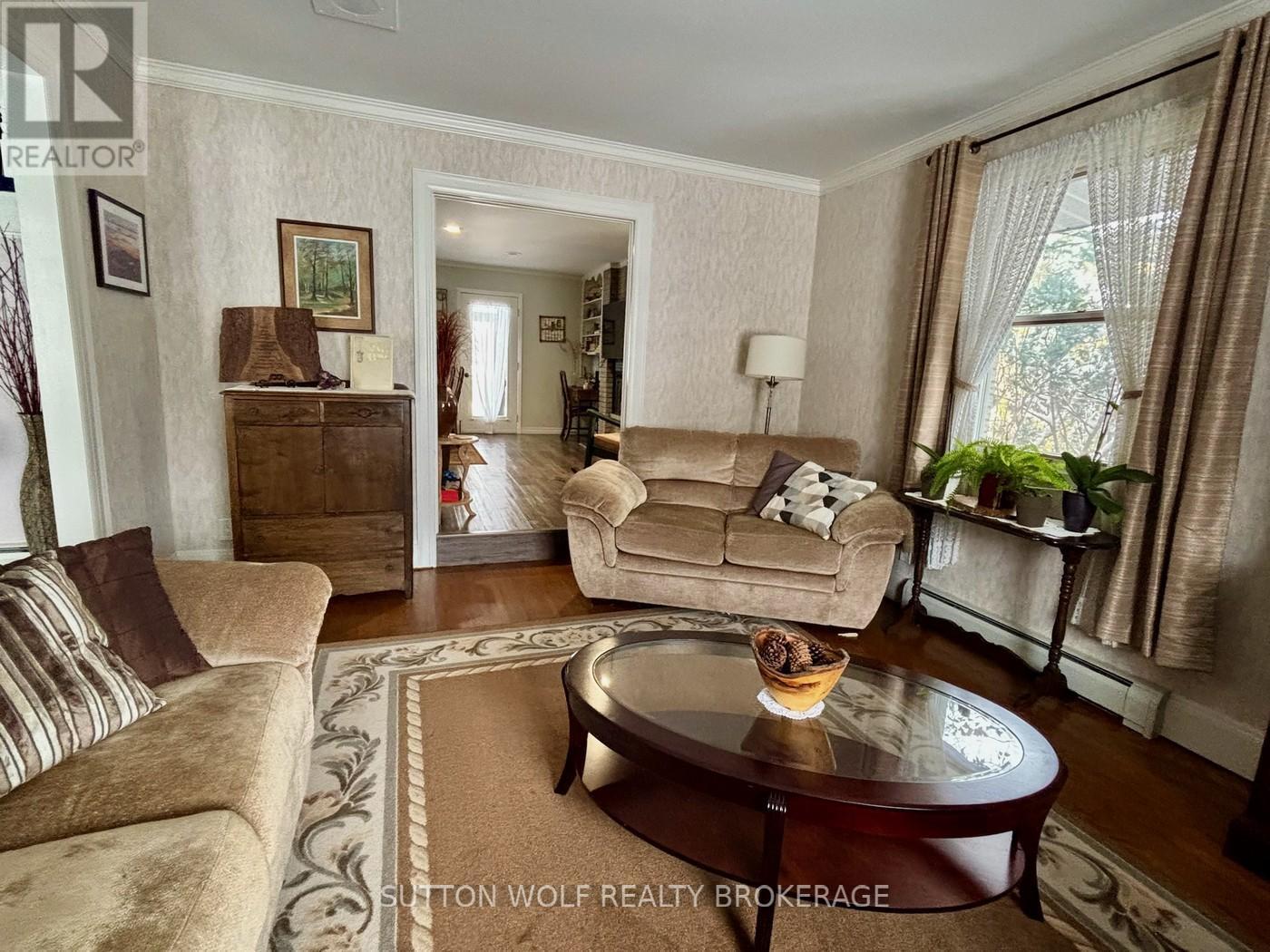 315 Caradoc Street N, Strathroy-Caradoc, ON - Indoor Photo Showing Living Room