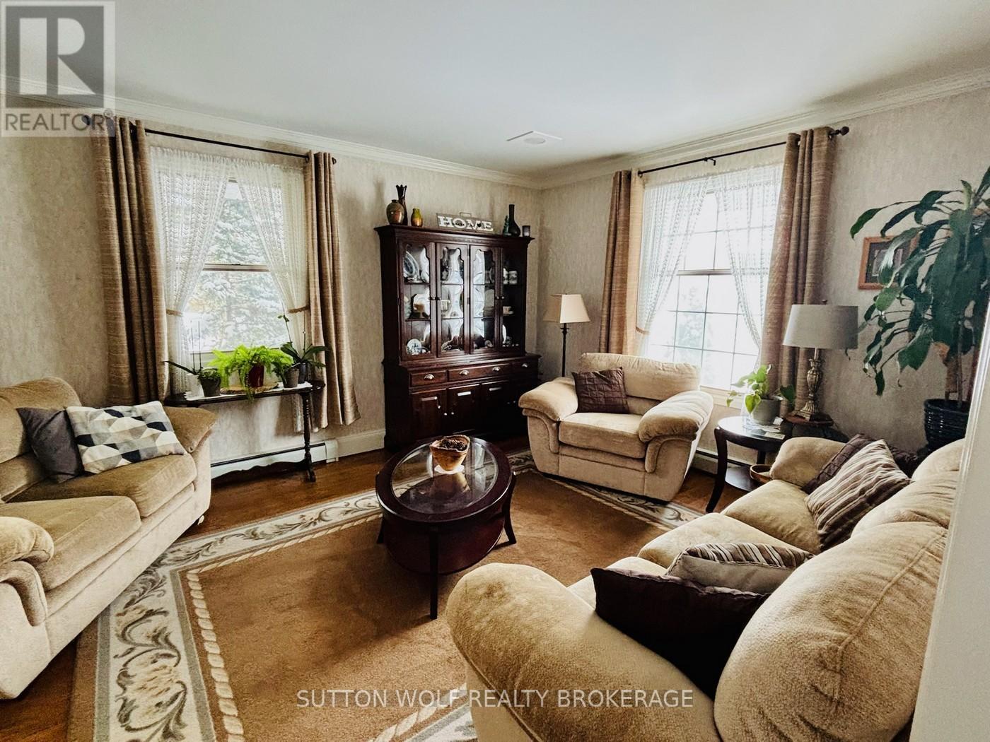 315 Caradoc Street N, Strathroy-Caradoc, ON - Indoor Photo Showing Living Room