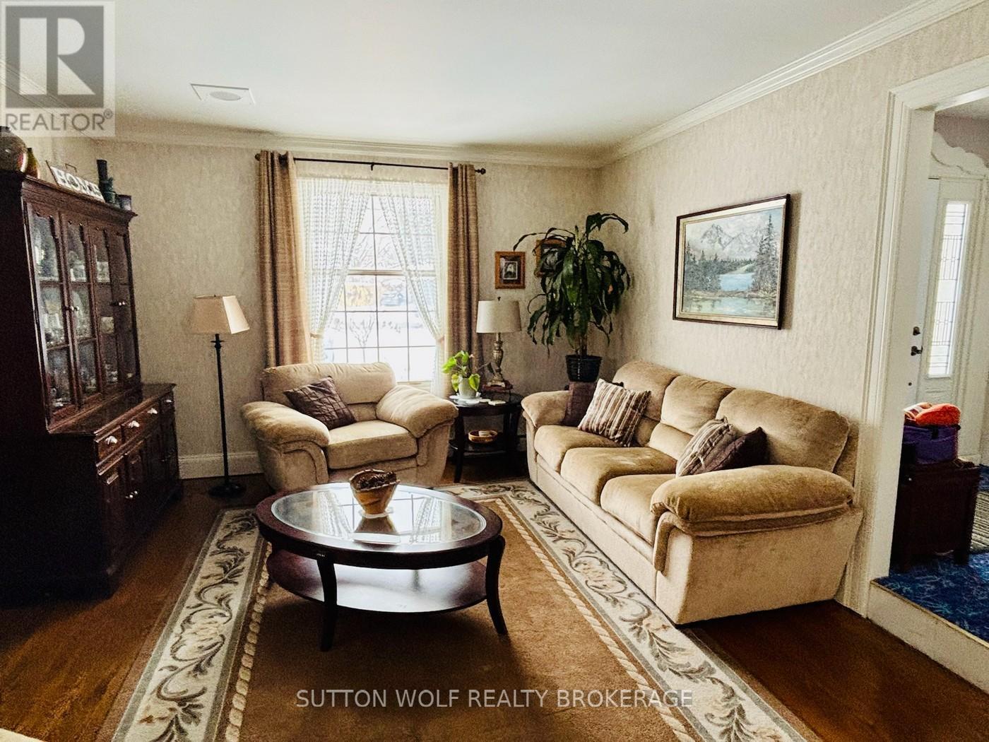 315 Caradoc Street N, Strathroy-Caradoc, ON - Indoor Photo Showing Living Room