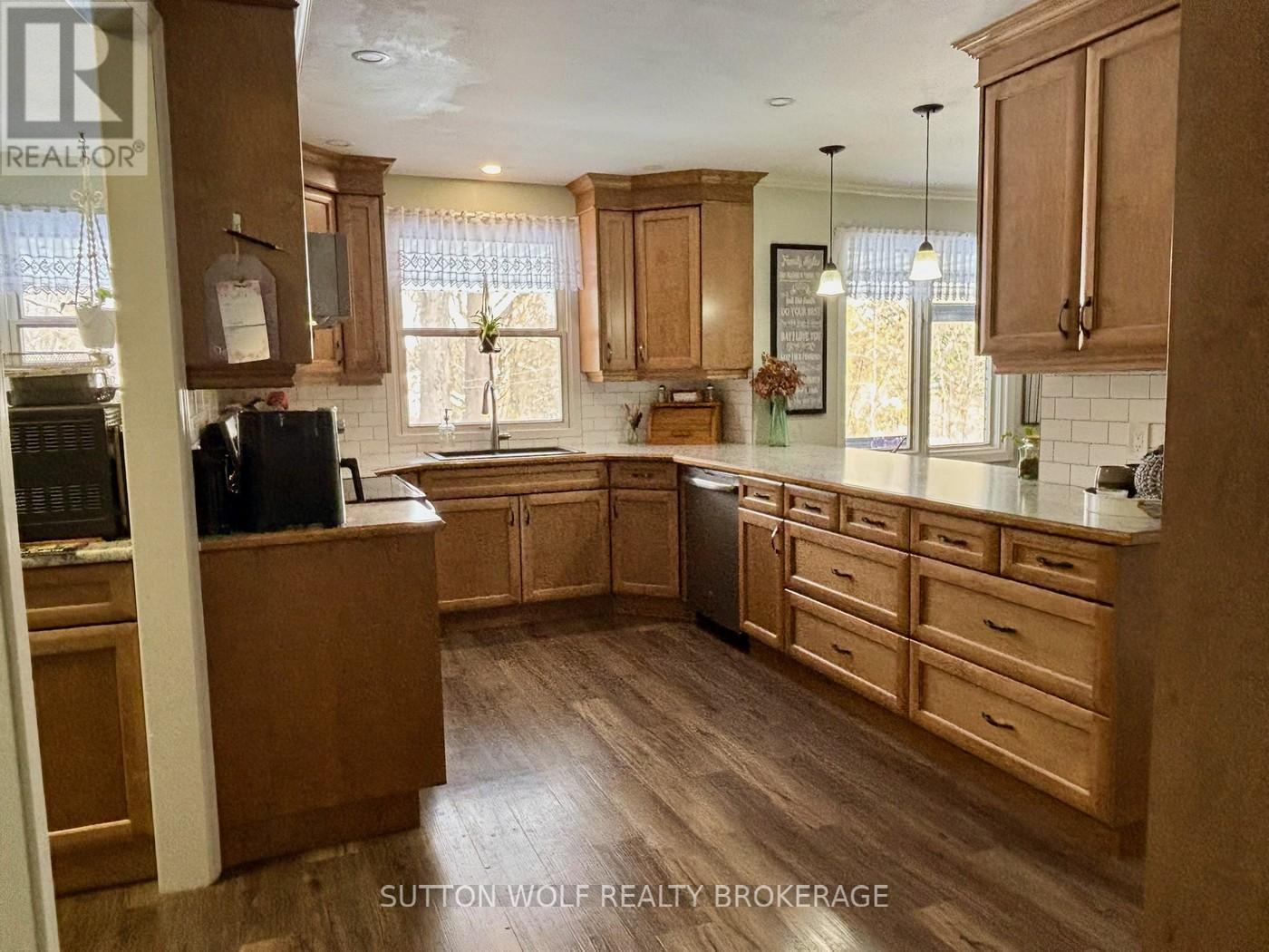 315 Caradoc Street N, Strathroy-Caradoc, ON - Indoor Photo Showing Kitchen