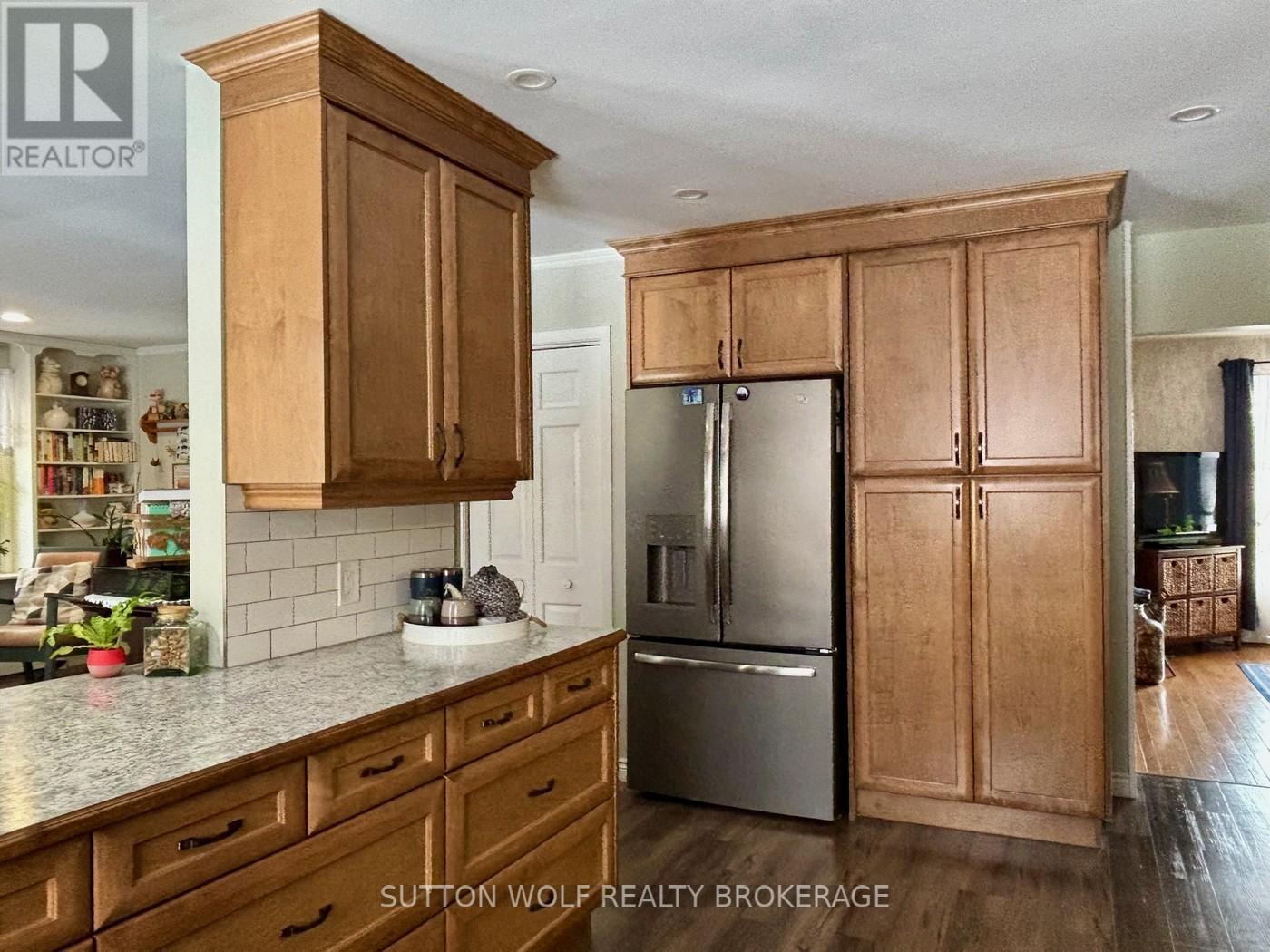 315 Caradoc Street N, Strathroy-Caradoc, ON - Indoor Photo Showing Kitchen