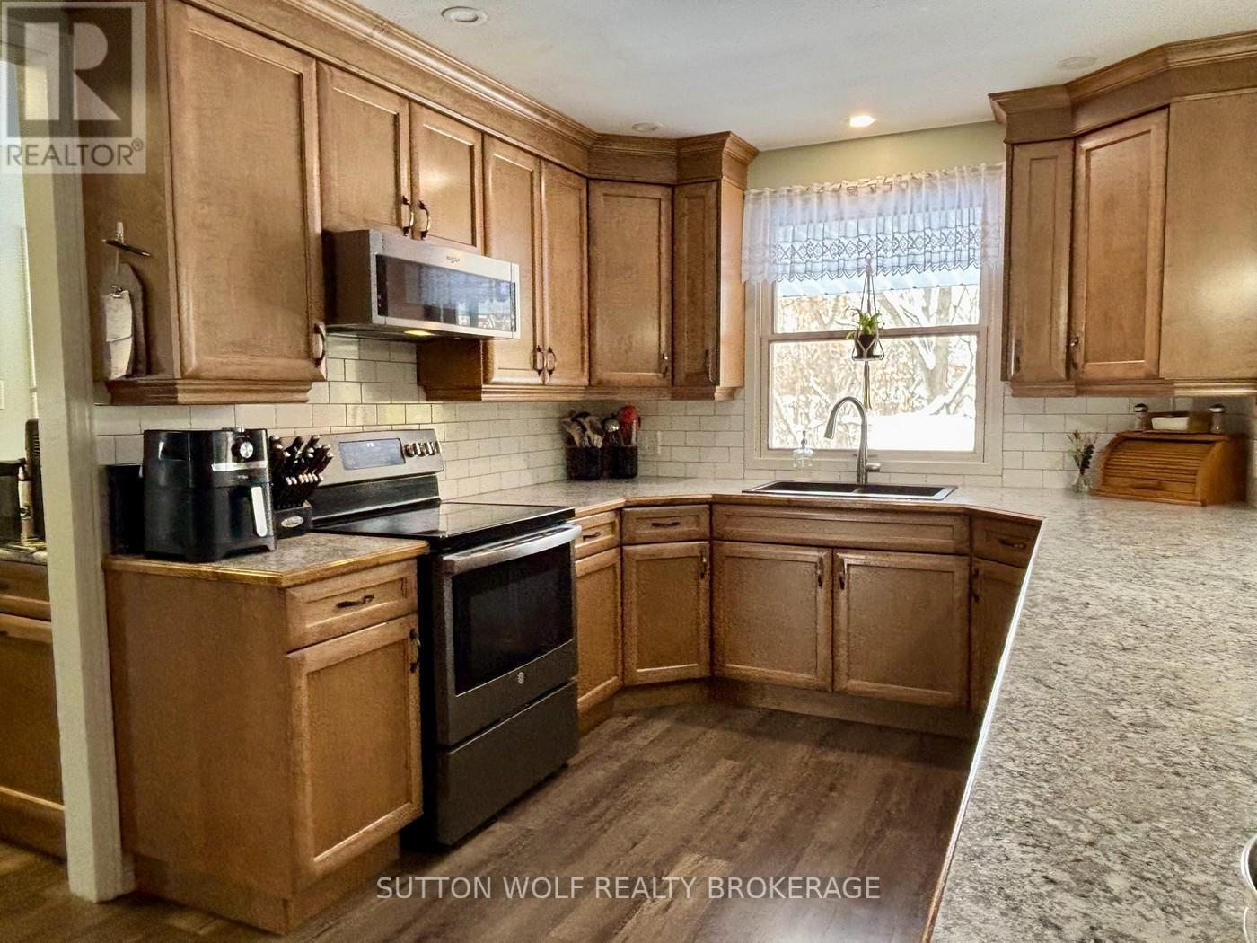 315 Caradoc Street N, Strathroy-Caradoc, ON - Indoor Photo Showing Kitchen