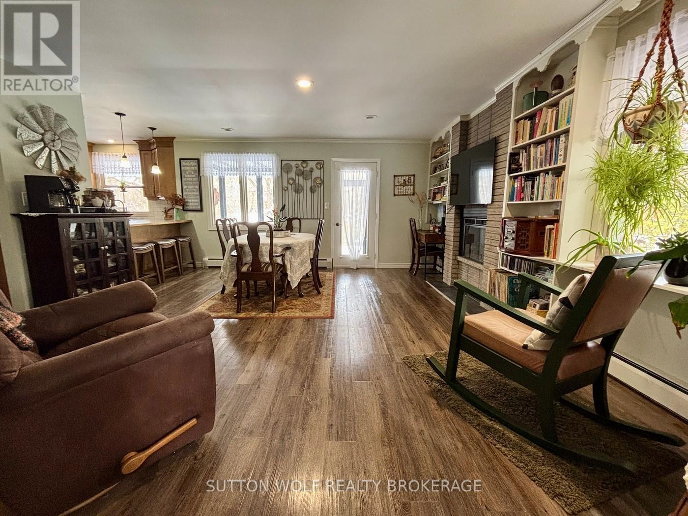 315 Caradoc Street N, Strathroy-Caradoc, ON - Indoor Photo Showing Living Room